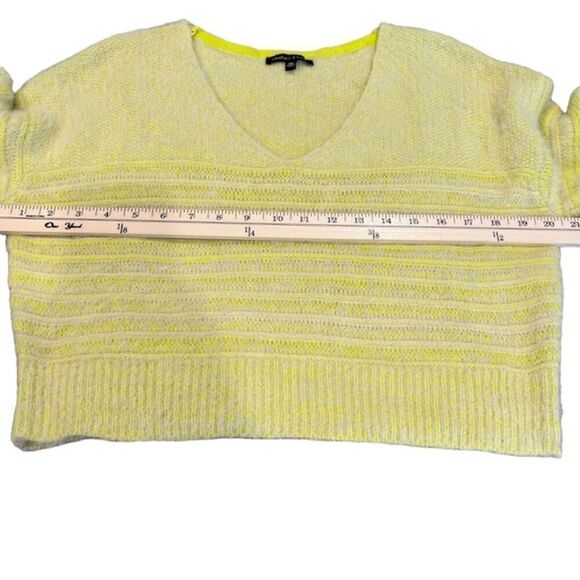 Kendall & Kylie Lemon Lime Eyelash Knit Fuzzy Oversized Cropped Sweater Size XS - Picture 8 of 12